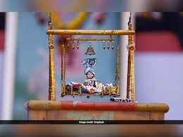 Krishna Janmashtami 2025: 15 या 16 आखिर कब है कृष्ण जन्माष्टमी? जानें कान्हा की पूजा विधि और शुभ मुहूर्त  Krishna Janmashtami 2025: 15 या 16 आखिर कब है कृष्ण जन्माष्टमी? जानें कान्हा की पूजा विधि और शुभ मुहूर्त