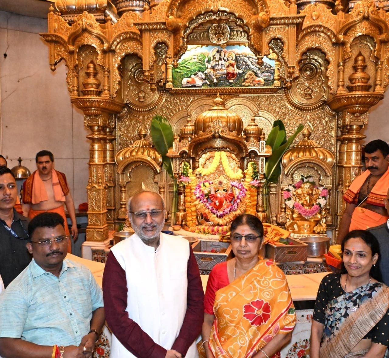 परिवार के साथ सिद्धिविनायक मंदिर में सीपी राधाकृष्णन. परिवार के साथ सिद्धिविनायक मंदिर में सीपी राधाकृष्णन.