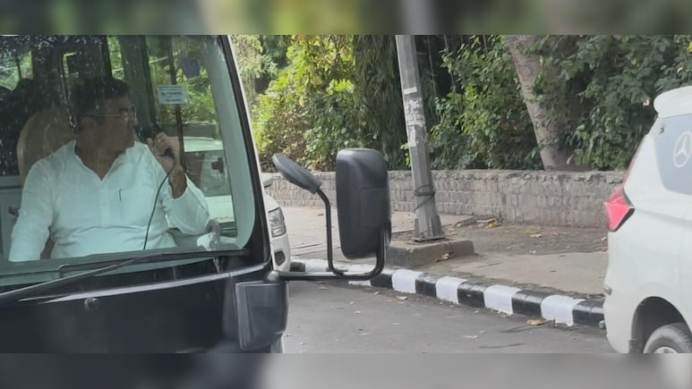 दिल्ली की सड़कों पर गड्ढों की जांच करने उतरे पीडब्ल्यूडी मंत्री प्रवेश वर्मा, इंजीनियर की लगा दी सबके सामने क्लास दिल्ली की सड़कों पर गड्ढों की जांच करने उतरे पीडब्ल्यूडी मंत्री प्रवेश वर्मा, इंजीनियर की लगा दी सबके सामने क्लास