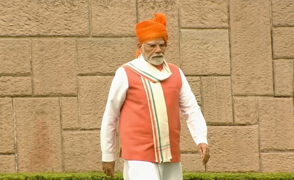 15 अगस्त के मौके पर केसरिया साफा बांधकर निकले पीएम मोदी, देखें ये खास तस्वीरें