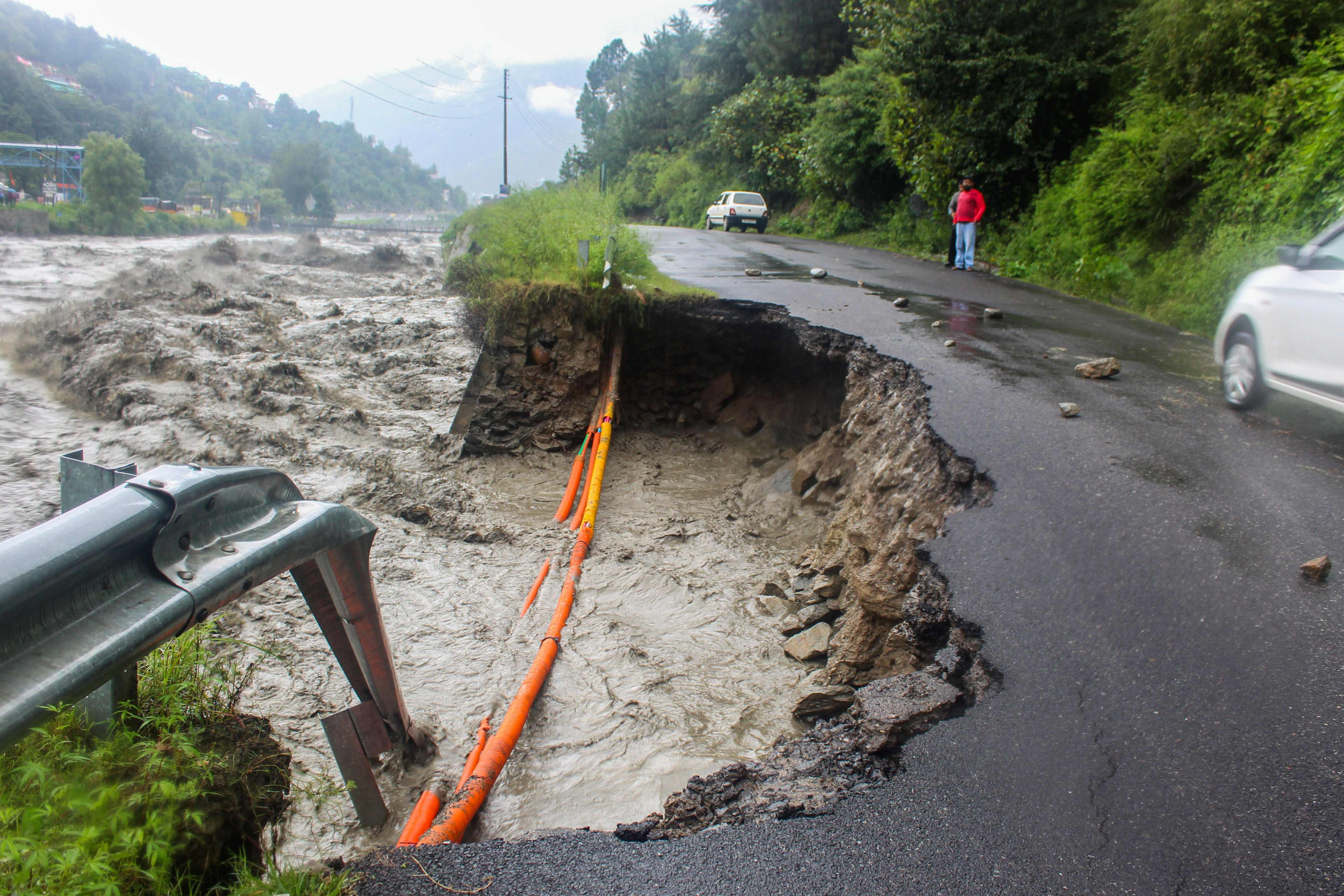मनाली में ब्‍यास नदी का कहर, तेज बहाव में बह गया लेह हाइव का हिस्‍सा, 50 किमी तक लंबा जाम 
