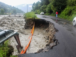 मनाली में ब्यास नदी का कहर, तेज बहाव में बह गया लेह हाइवे का हिस्सा, 50 किमी तक लंबा जाम  मनाली में ब्यास नदी का कहर, तेज बहाव में बह गया लेह हाइवे का हिस्सा, 50 किमी तक लंबा जाम
