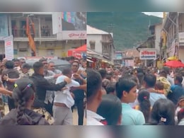 Trimbakeshwar News : अचानक मुखदर्शन बंद; त्र्यंबकेश्वरमध्ये भाविकाला सुरक्षारक्षकाकडून बेदम मारहाण Trimbakeshwar News : अचानक मुखदर्शन बंद; त्र्यंबकेश्वरमध्ये भाविकाला सुरक्षारक्षकाकडून बेदम मारहाण
