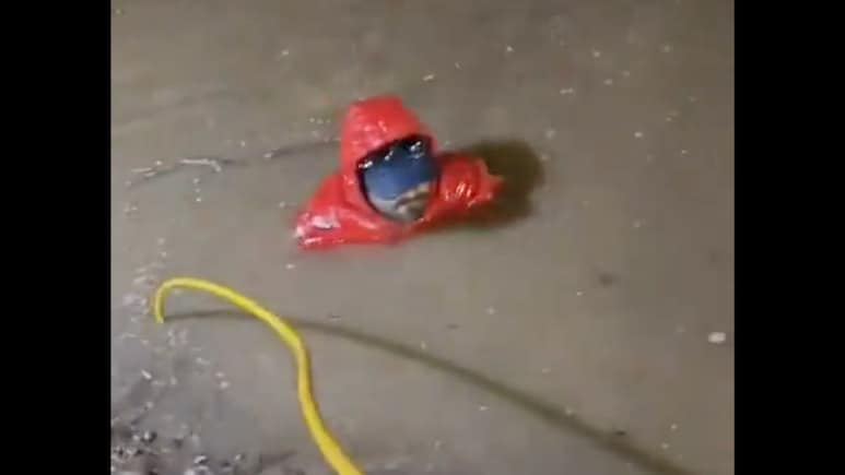 Delivery Rider Falls Into Open Drain, Loses Phone; Union Asks Zomato To Help Delivery Rider Falls Into Open Drain, Loses Phone; Union Asks Zomato To Help