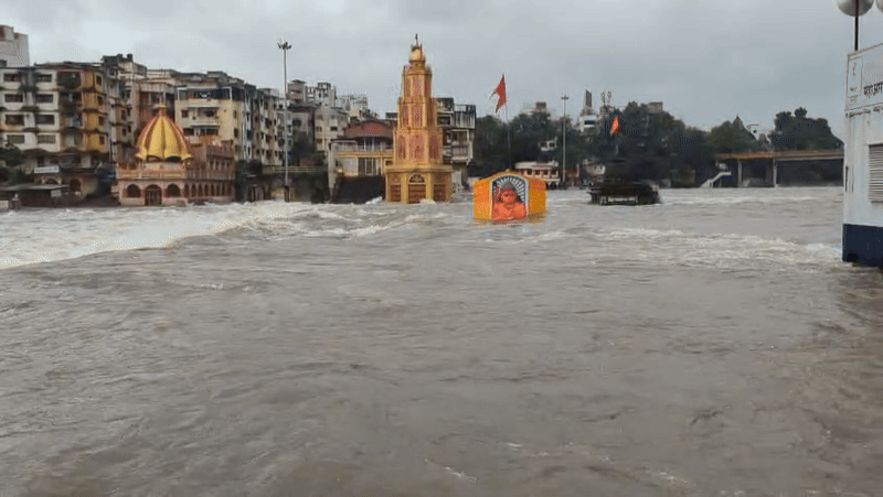 मुंबई से नासिक तक जल प्रलय... बारिश बनी आफत, कहीं बहा शख्स तो कहीं घरों में घुसा पानी, देखें वीडियो