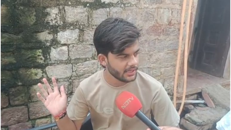 जम्मू लैंडस्लाइड हादसा: 'आंखों के सामने तिनके की तरह बह गए दोस्त', चश्मदीद ने NDTV पर सुनाई खौफनाक दास्तां जम्मू लैंडस्लाइड हादसा: 'आंखों के सामने तिनके की तरह बह गए दोस्त', चश्मदीद ने NDTV पर सुनाई खौफनाक दास्तां