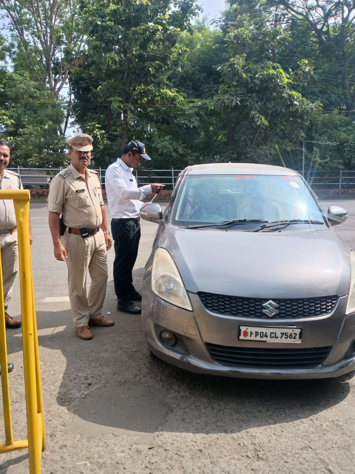 बगैर सीट बेल्ट कार चला रहे पुलिसकर्मी का कटा चालान बगैर सीट बेल्ट कार चला रहे पुलिसकर्मी का कटा चालान