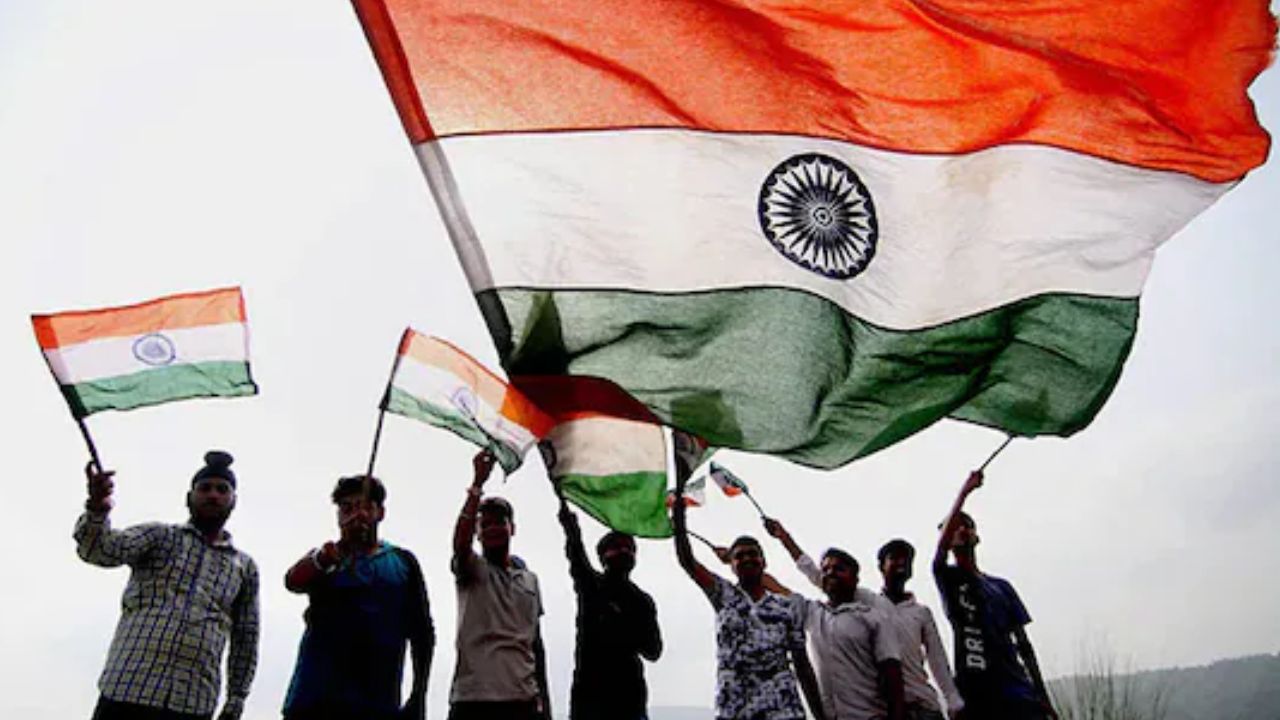 Independence Day Slogan In Hindi: स्वतंत्रता दिवस पर शेयर करें देशभक्ति के ये 10 नारे, रग-रग में भर जाएगा जोश