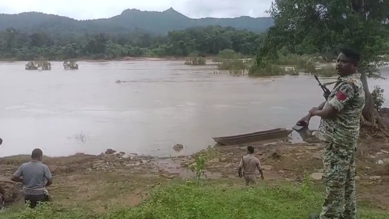 CG News: इंद्रावती नदी में अचानक पलट गई नाव, एक ग्रामीण हुआ लापता
