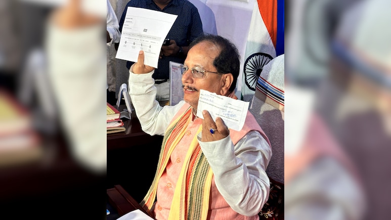 दो-दो वोटर आईडी मामले में बुरे फंसे बिहार के डिप्टी CM विजय सिन्हा, EC ने भेजा नोटिस दो-दो वोटर आईडी मामले में बुरे फंसे बिहार के डिप्टी CM विजय सिन्हा, EC ने भेजा नोटिस