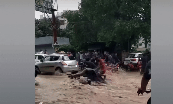 Dehradun Rain : भारी बारिश से पानी-पानी हुआ देहरादून, डूब गई कई सोसाइटी