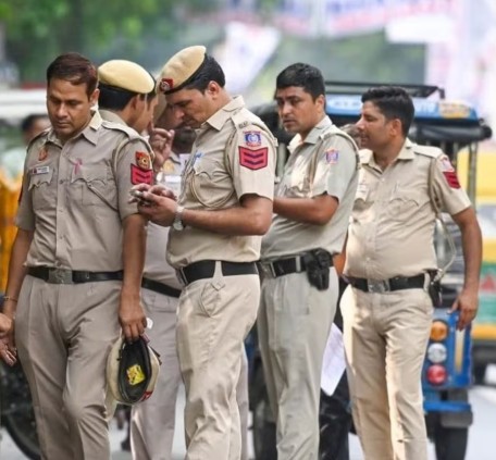 रक्षाबंधन पर शख्स ने पत्नी और दो बच्चों को उतारा मौत के घाट, करावल नगर में ट्रिपल मर्डर से दहली दिल्ली