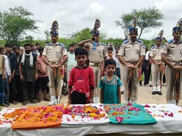 Rajasthan: जयपुर के SMS अस्पताल में CRPF जवान का निधन, बेटों ने नम आंखों से दी अंतिम विदाई Rajasthan: जयपुर के SMS अस्पताल में CRPF जवान का निधन, बेटों ने नम आंखों से दी अंतिम विदाई