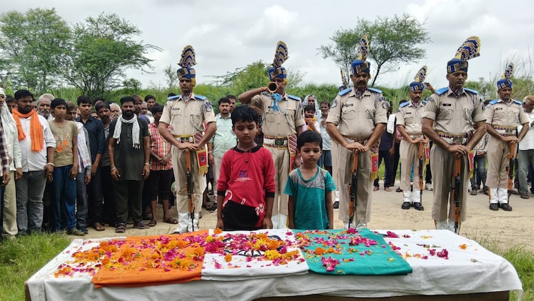 Rajasthan: जयपुर के SMS अस्पताल में CRPF जवान का निधन, बेटों ने नम आंखों से दी अंतिम विदाई Rajasthan: जयपुर के SMS अस्पताल में CRPF जवान का निधन, बेटों ने नम आंखों से दी अंतिम विदाई