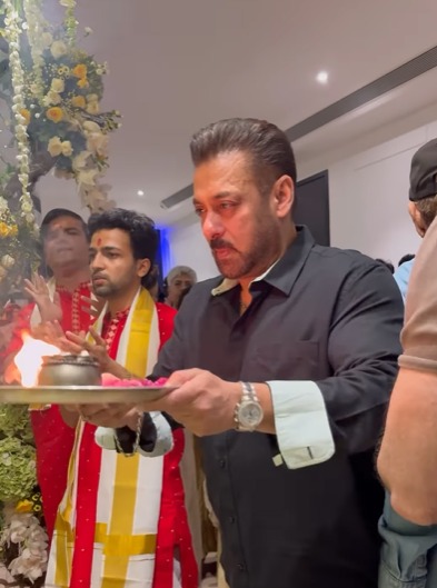 Salman Khan Performs <i>Aarti</i> With Parents Salim-Salma Khan And Other Siblings On Ganesh Chaturthi