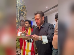 Salman Khan Performs <i>Aarti</i> With Parents Salim-Salma Khan And Other Siblings On Ganesh Chaturthi