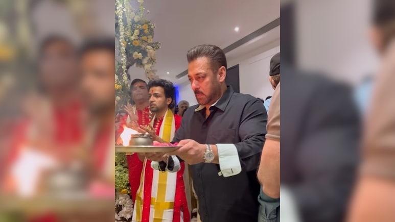 Salman Khan Performs <i>Aarti</i> With Parents Salim-Salma Khan And Other Siblings On Ganesh Chaturthi Salman Khan Performs <i>Aarti</i> With Parents Salim-Salma Khan And Other Siblings On Ganesh Chaturthi