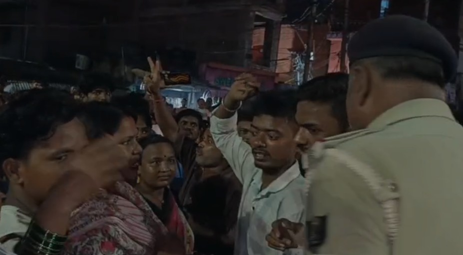पटना में भारी बवाल, अटल पथ पर उतरी लोगों की भीड़, आगजनी कर घंटों जाम रखा रास्ता, जानिए पूरा माजरा