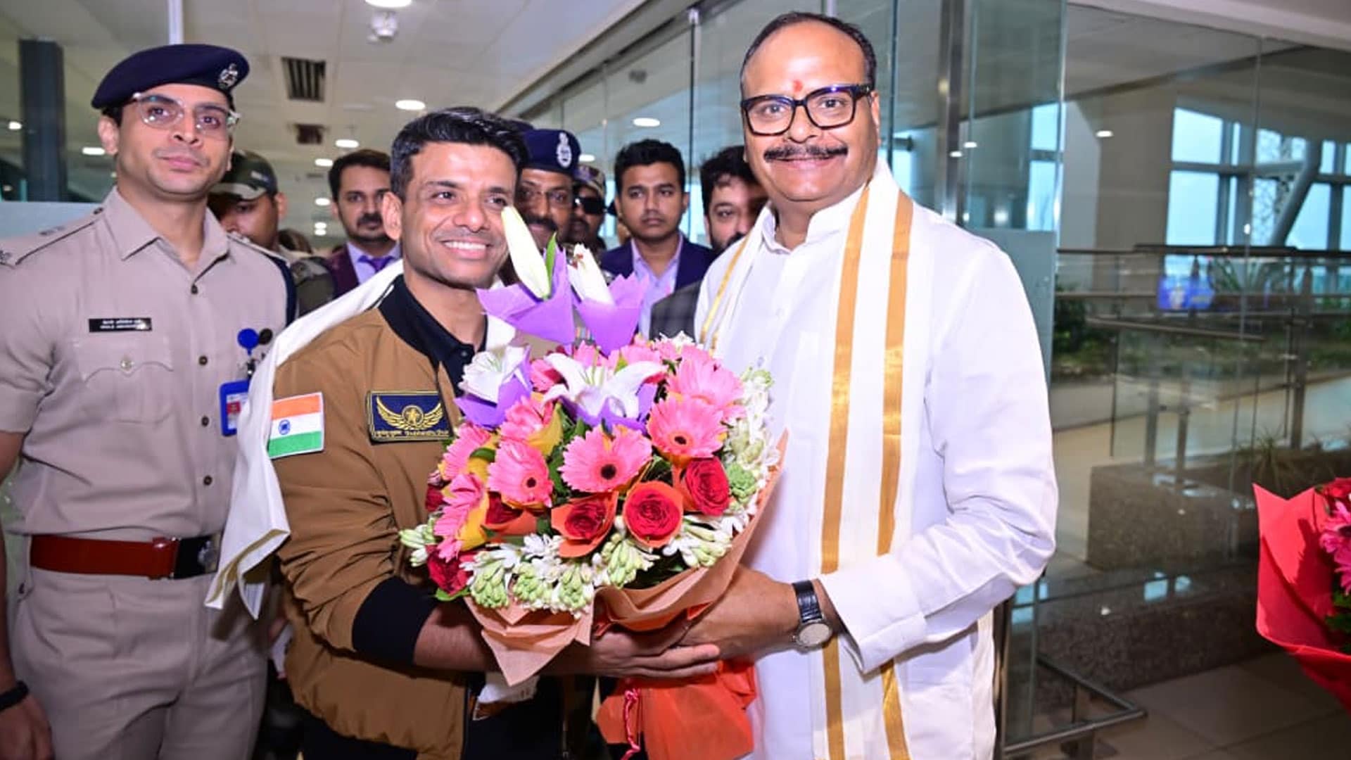 Video : Group Captain Shubhanshu Shukla Reaches Lucknow Amid a Rousing Welcome By Children, Admirers