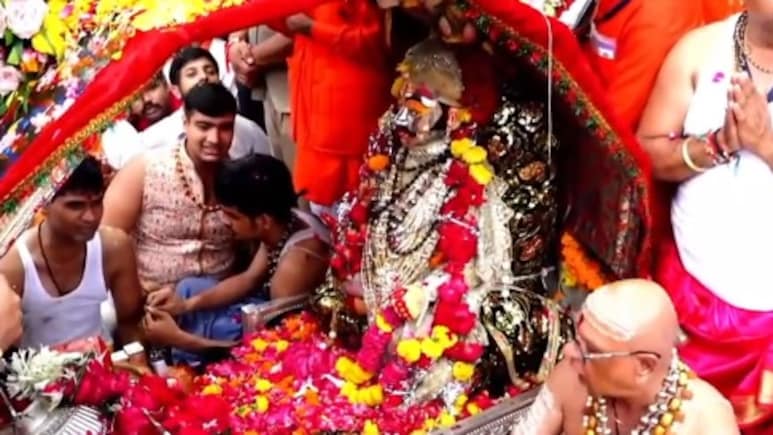 उज्जैन : महाकाल ने धारण किया सुदर्शन चक्र और त्रिशूल, भस्म आरती में भक्तों का तांता लगा