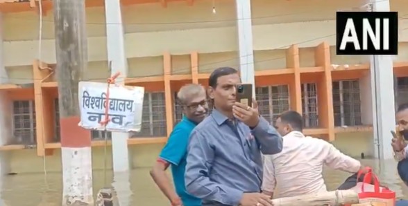 बाढ़ की मार: भागलपुर विश्वविद्यालय परिसर डूबा, कर्मचारी बोले—हर साल यही हाल