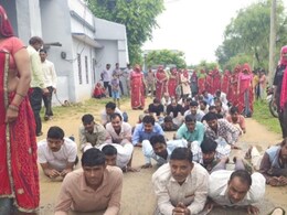 ग्रामीणों ने सड़क पर किया चिपको आंदोलन, प्रशासन को दी चेतावनी... कहा- धैर्य की परीक्षा न लें