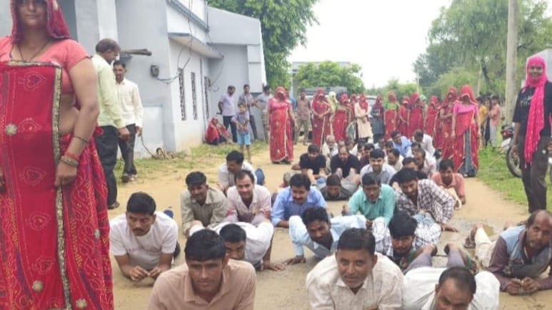 ग्रामीणों ने सड़क पर किया चिपको आंदोलन, प्रशासन को दी चेतावनी... कहा- धैर्य की परीक्षा न लें