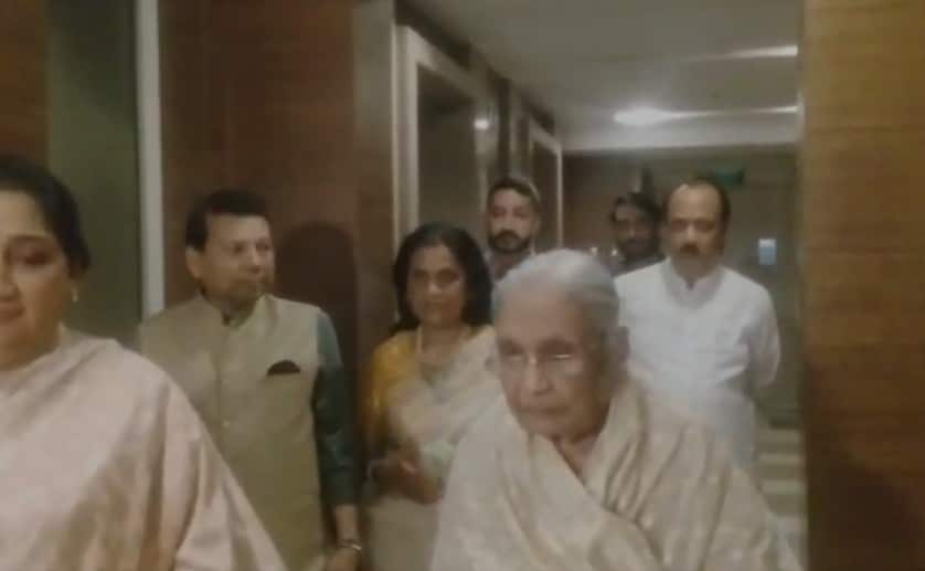 युगेंद्र पवार और तनिष्का कुलकर्णी सगाई में शामिल होने परिवार के जाते अजित पवार. युगेंद्र पवार और तनिष्का कुलकर्णी सगाई में शामिल होने परिवार के जाते अजित पवार.