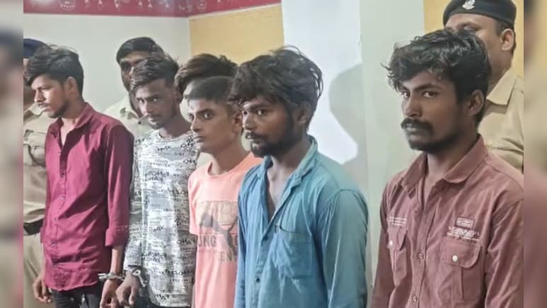 आरंग हत्याकांड: 12 घंटे के अंदर पुलिस ने किया सनसनीखेज हत्या का खुलासा, 6 आरोपी गिरफ्तार आरंग हत्याकांड: 12 घंटे के अंदर पुलिस ने किया सनसनीखेज हत्या का खुलासा, 6 आरोपी गिरफ्तार