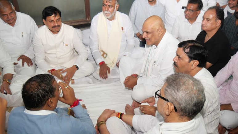 कांग्रेस नेता के घर पहुंचे सीएम यादव समेत तमाम मंत्री, उनकी मां को दी श्रद्धांजलि