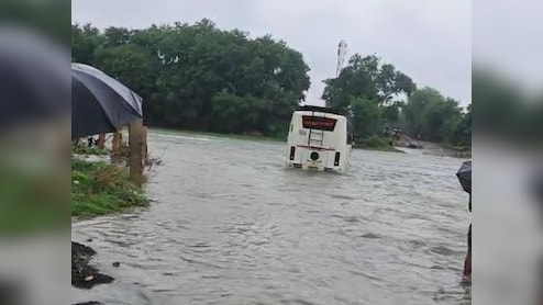 लापरवाही की हद! बारिश में डूबे पुल पर से यात्रियों से भरी बस को पार करने की कोशिश, अब पुलिस लेगी एक्शन