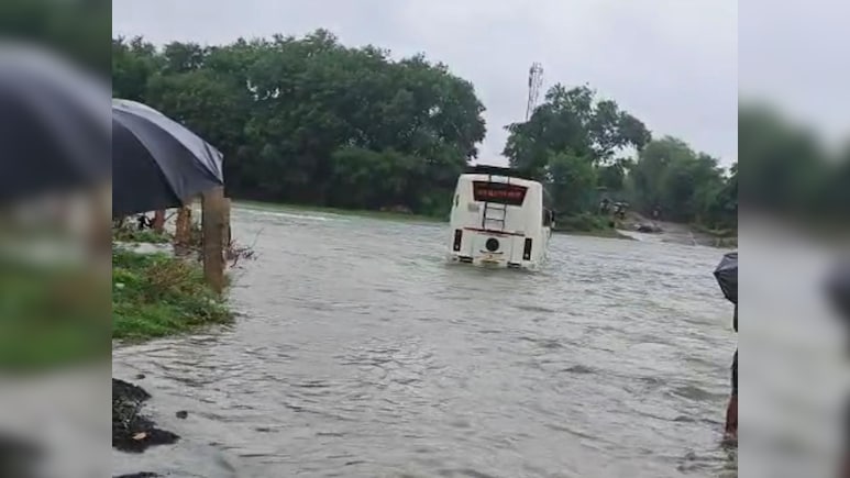 लापरवाही की हद! बारिश में डूबे पुल पर से यात्रियों से भरी बस को पार करने की कोशिश, अब पुलिस लेगी एक्शन