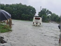 लापरवाही की हद! बारिश में डूबे पुल पर से यात्रियों से भरी बस को पार करने की कोशिश, अब पुलिस लेगी एक्शन लापरवाही की हद! बारिश में डूबे पुल पर से यात्रियों से भरी बस को पार करने की कोशिश, अब पुलिस लेगी एक्शन