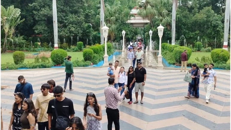 Rajasthan: आजादी के जश्न में डूबा उदयपुर, लॉन्ग वीकेंड पर टूट पड़े टूरिस्ट; 70% होटल फुल Rajasthan: आजादी के जश्न में डूबा उदयपुर, लॉन्ग वीकेंड पर टूट पड़े टूरिस्ट; 70% होटल फुल