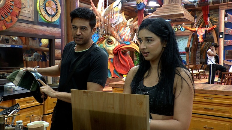 Bigg Boss 19 में 4 दिन में ही घरवालों के दिखे असली रंग, जानें किसने किसे कहा, स्टू़पिड वुमन, जाहिल और कामचोर