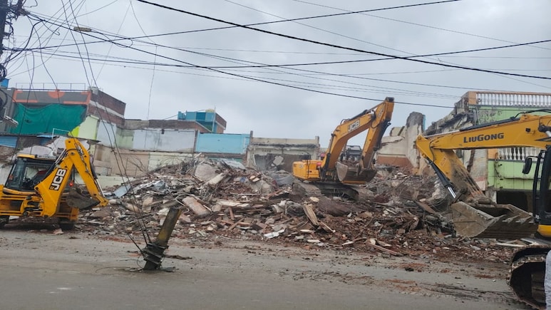 Bulldozer Action: उज्जैन में फिर गरजा प्रशासन का बुलडोजर; जानिए क्यों होटल पर क्यों हुआ JCB एक्शन Bulldozer Action: उज्जैन में फिर गरजा प्रशासन का बुलडोजर; जानिए क्यों होटल पर क्यों हुआ JCB एक्शन
