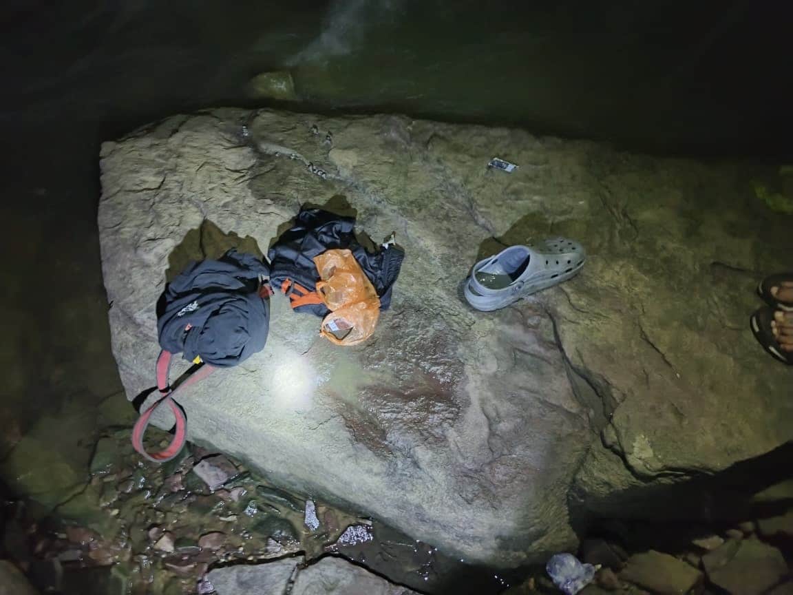 जहां मालिक के कपड़े और चप्पल वैगरह पड़े थे वहीं 48 घंटे तक बैठा रहा कुत्ता. जहां मालिक के कपड़े और चप्पल वैगरह पड़े थे वहीं 48 घंटे तक बैठा रहा कुत्ता.