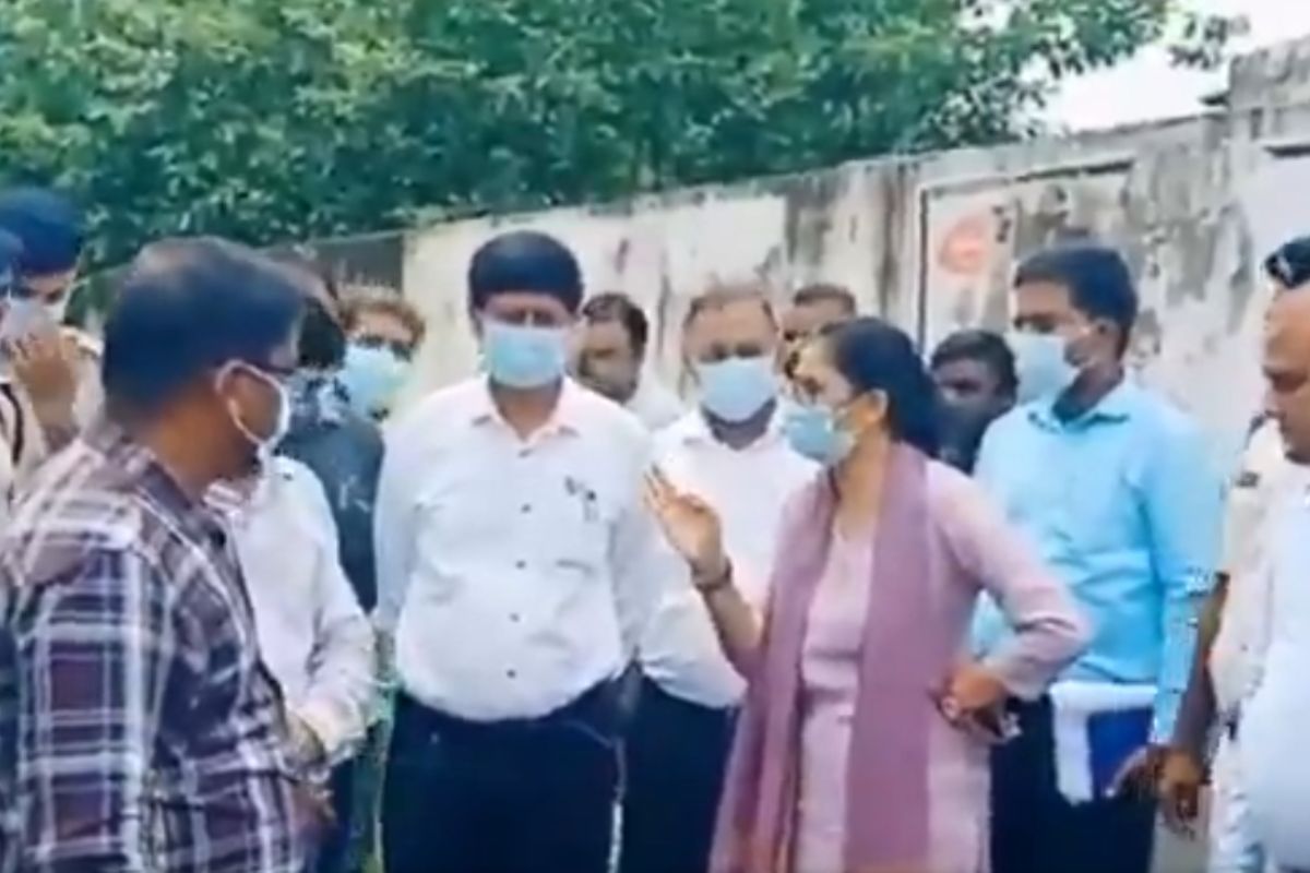 आप और आपके बाप भी करेंगे... गंदगी देख भड़कीं बिहार की DM ने इंजीनियर को लगाई तगड़ी फटकार, VIDEO