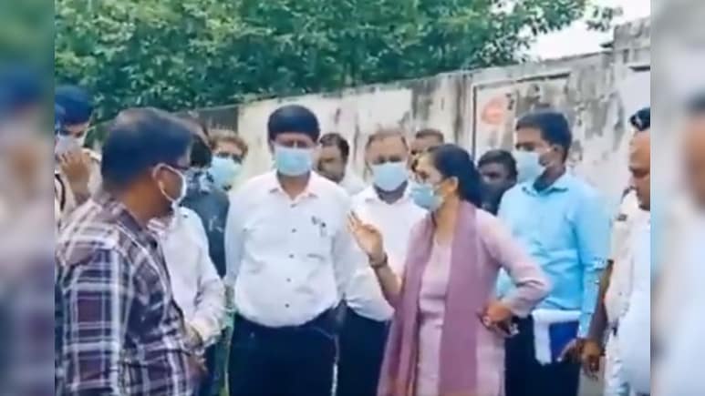 आप और आपके बाप भी करेंगे... गंदगी देख भड़कीं बिहार की DM ने इंजीनियर को लगाई तगड़ी फटकार, VIDEO आप और आपके बाप भी करेंगे... गंदगी देख भड़कीं बिहार की DM ने इंजीनियर को लगाई तगड़ी फटकार, VIDEO