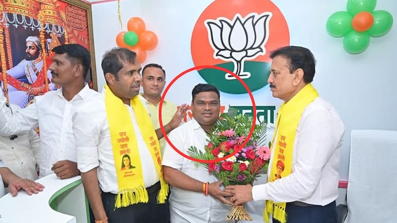 Jalgaon News: जळगावात भाजप नेत्यावर कोयत्याने जीवघेणा हल्ला, राजकीय वर्तुळात खळबळ Jalgaon News: जळगावात भाजप नेत्यावर कोयत्याने जीवघेणा हल्ला, राजकीय वर्तुळात खळबळ