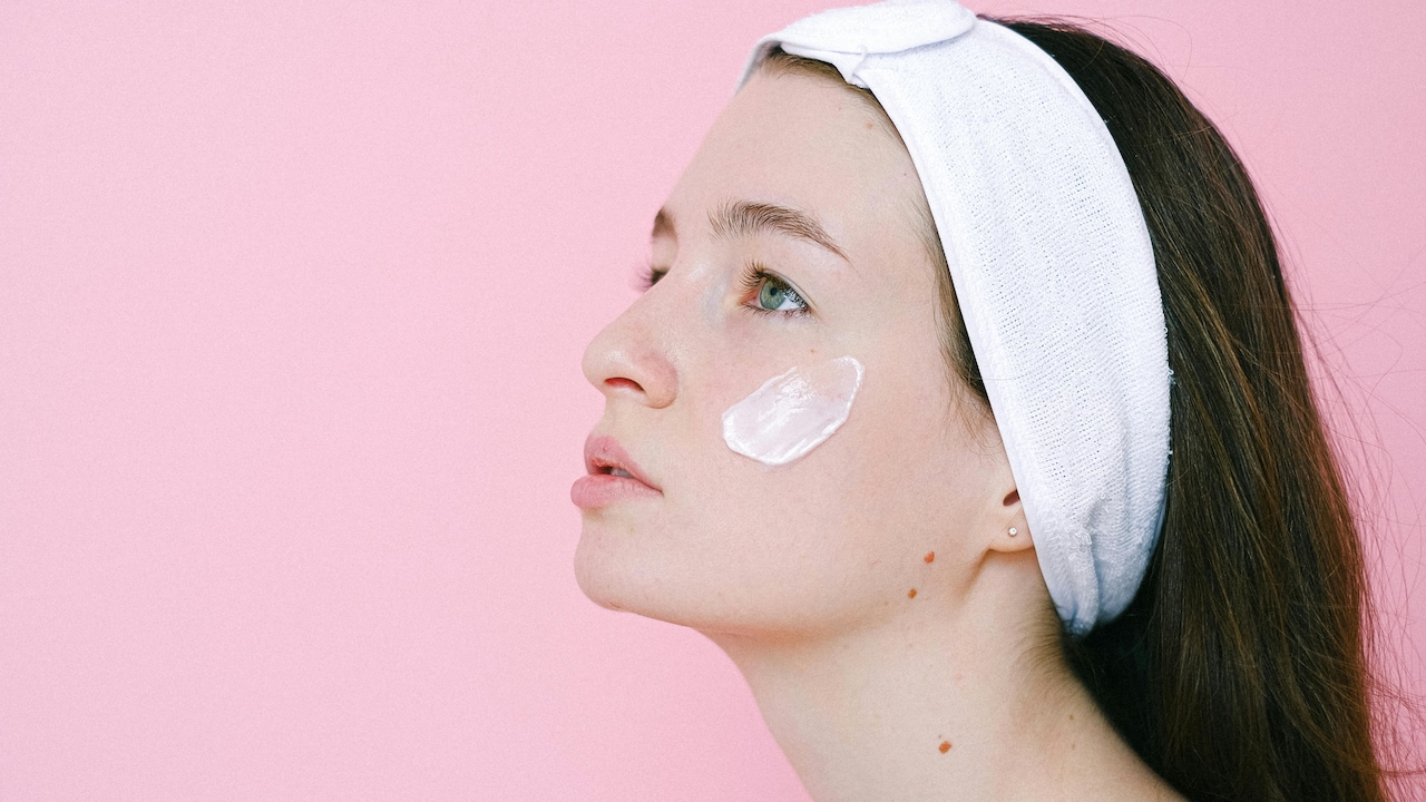 It has a lightweight, quick absoring texture 