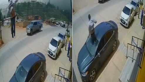 नीचे खड़ी कार पर छत से धड़ाम से गिरा शख्स, फिर हुआ कुछ ऐसा, देखने वालों की फटी रह गई आंखें