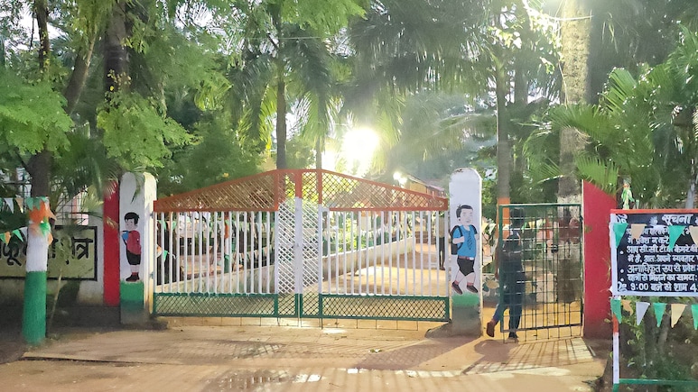 "शिक्षक ने खाने में मिलाया फिनाइल..." बच्चों और स्टाफ के लोगों ने खोले कई राज, अफसरों ने दबाए रखा मामला "शिक्षक ने खाने में मिलाया फिनाइल..." बच्चों और स्टाफ के लोगों ने खोले कई राज, अफसरों ने दबाए रखा मामला