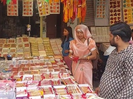 रक्षा बंधन पर खाटू श्याम दरबार में उमड़ी भीड़, बाजारों में दिखी रौनक और अलवर में पतंगबाजी की धूम  रक्षा बंधन पर खाटू श्याम दरबार में उमड़ी भीड़, बाजारों में दिखी रौनक और अलवर में पतंगबाजी की धूम