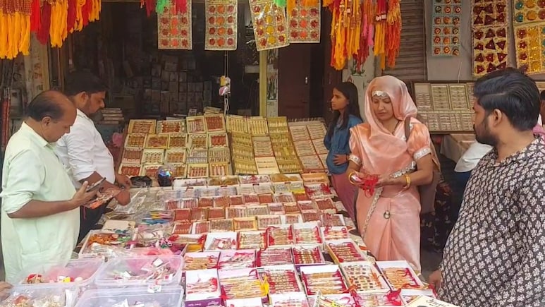 रक्षा बंधन पर खाटू श्याम दरबार में उमड़ी भीड़, बाजारों में दिखी रौनक और अलवर में पतंगबाजी की धूम रक्षा बंधन पर खाटू श्याम दरबार में उमड़ी भीड़, बाजारों में दिखी रौनक और अलवर में पतंगबाजी की धूम