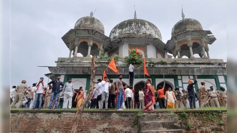 कौन थे नवाब अब्दुल समद, जिनके मकबरे पर दिखा बाबरी जैसा नजारा कौन थे नवाब अब्दुल समद, जिनके मकबरे पर दिखा बाबरी जैसा नजारा