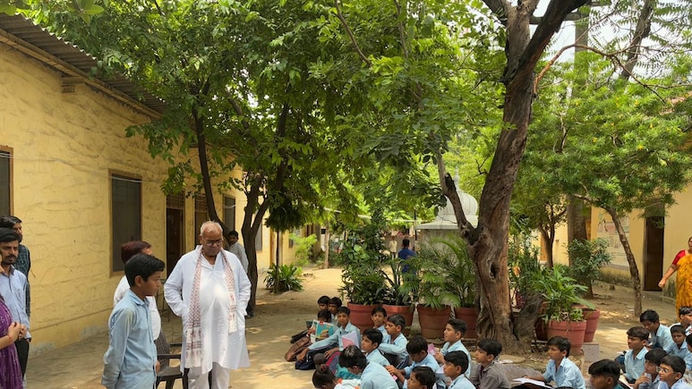 कहीं मोबाइल चलाते...तो कहीं अनुपस्थित मिले शिक्षक, प्रदेश में शिक्षा का हाल-बेहाल; मंत्री दिलवार का स्कूलों में औचक निरीक्षण