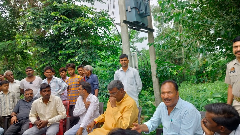 UP में मंत्रीजी की बिजली विभाग के कर्मचारी तक नहीं सुन रहे, फोन किया तो बोले- खुद आकर उतरवा लो ट्रांसफॉर्मर UP में मंत्रीजी की बिजली विभाग के कर्मचारी तक नहीं सुन रहे, फोन किया तो बोले- खुद आकर उतरवा लो ट्रांसफॉर्मर