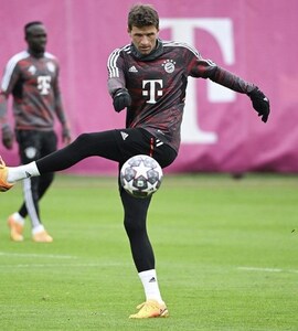 Thomas Mller Jokes Hes Missing Manuel Neuer As Vancouver Adventure Begins