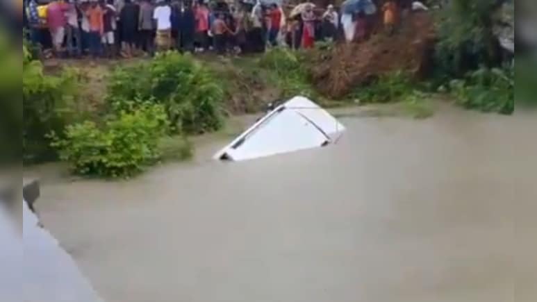 UP Accident: भीषण, भयंकर अपघात! भाविकांची बोलेरो कालव्यात कोसळली, 11 जणांचा दुर्दैवी अंत UP Accident: भीषण, भयंकर अपघात! भाविकांची बोलेरो कालव्यात कोसळली, 11 जणांचा दुर्दैवी अंत